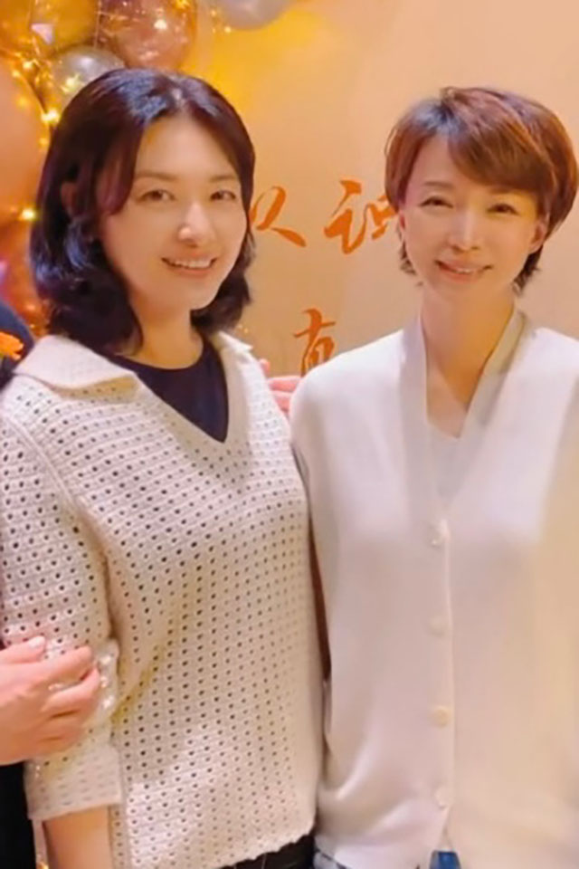 #董卿周涛同框合照#两位女主持同框，网友沸腾，她俩伴随了多少人的成长。逝去的青春