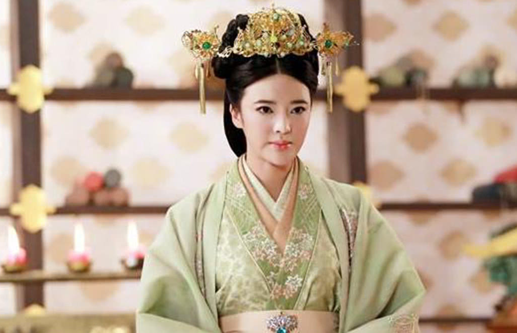 汉武帝要去卧室更衣，叫李夫人侍奉，随后就在房里宠幸了她。看着汉武帝满足的脸色，平