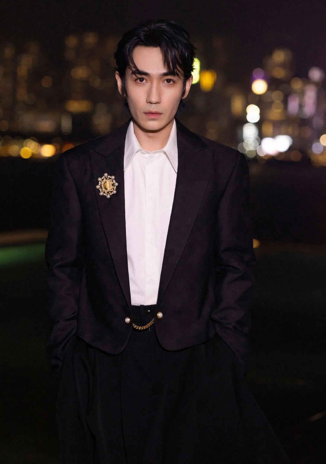 朱一龙在拍摄动作戏时受伤，剧组及时处理