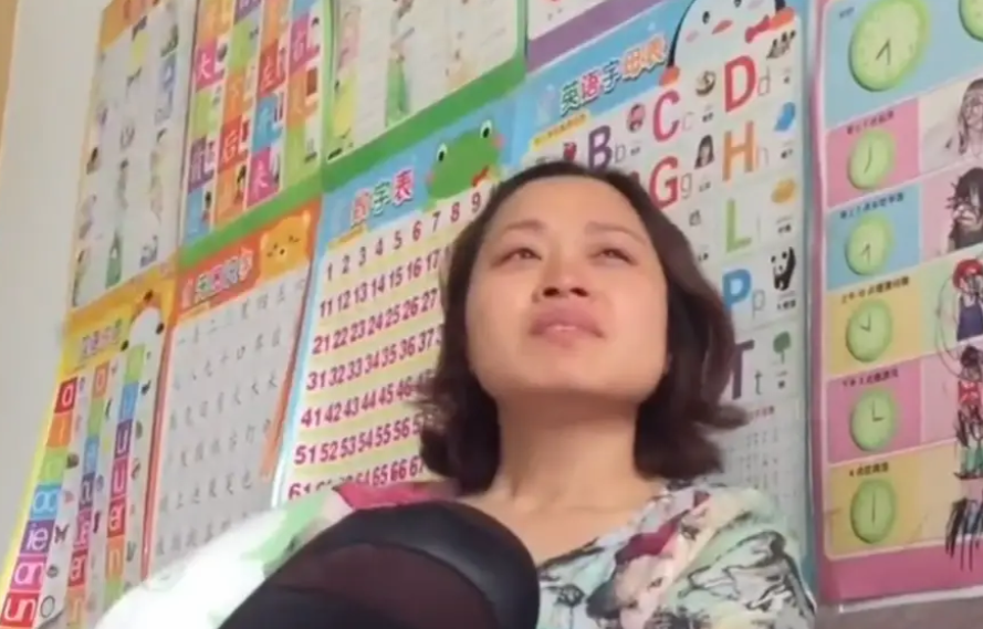“你敢说我赌钱不对？小心我砍你！”2022年，妻子打牌欠下245万，丈夫询问其缘
