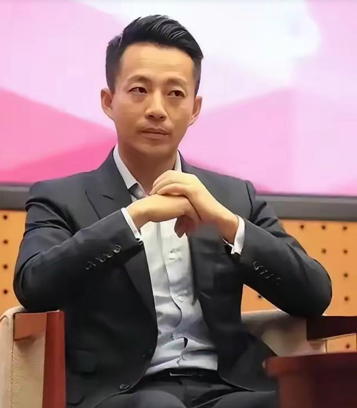 小汪总这次被骂上热搜了。不是因为他的产品质量问题，也不是他对小梅不好。
而是网友