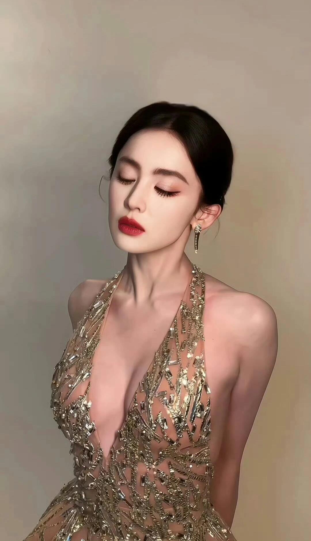 娜扎金色战袍