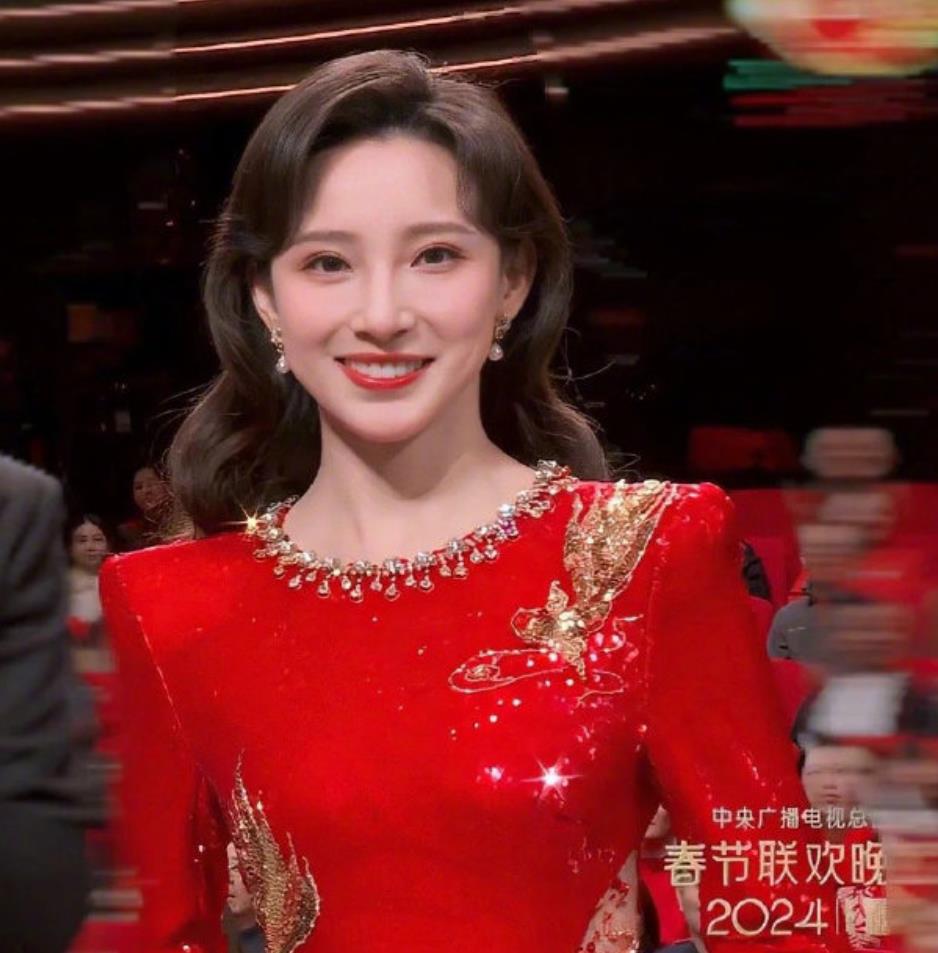 马凡舒连续四年担任春晚主持人 可惜现在再也看不到她主持天下足球