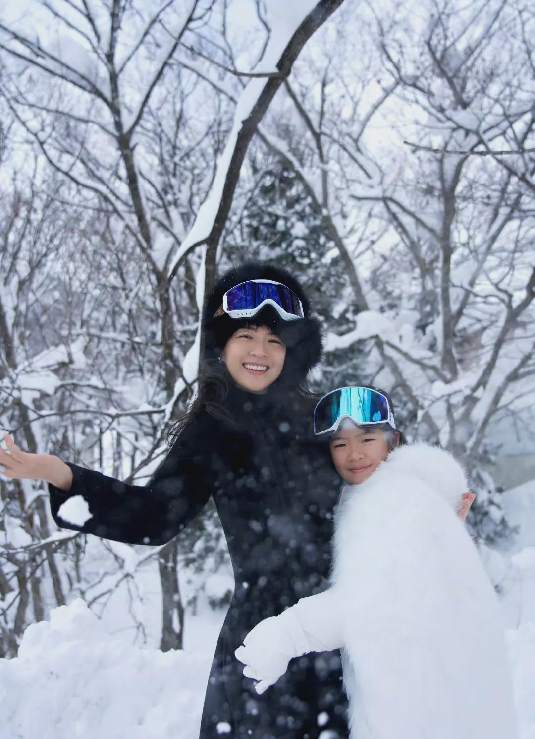  
 
 
 
章子怡带着女儿醒醒去日本度假了！母女俩在雪地里拍了一组照片，画面