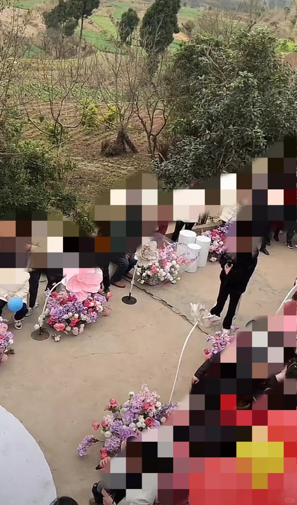 广安某梦～婚庆公司
垃圾婚庆公司，提前谈好的现场布置，到了婚礼当天不准备地毯，说