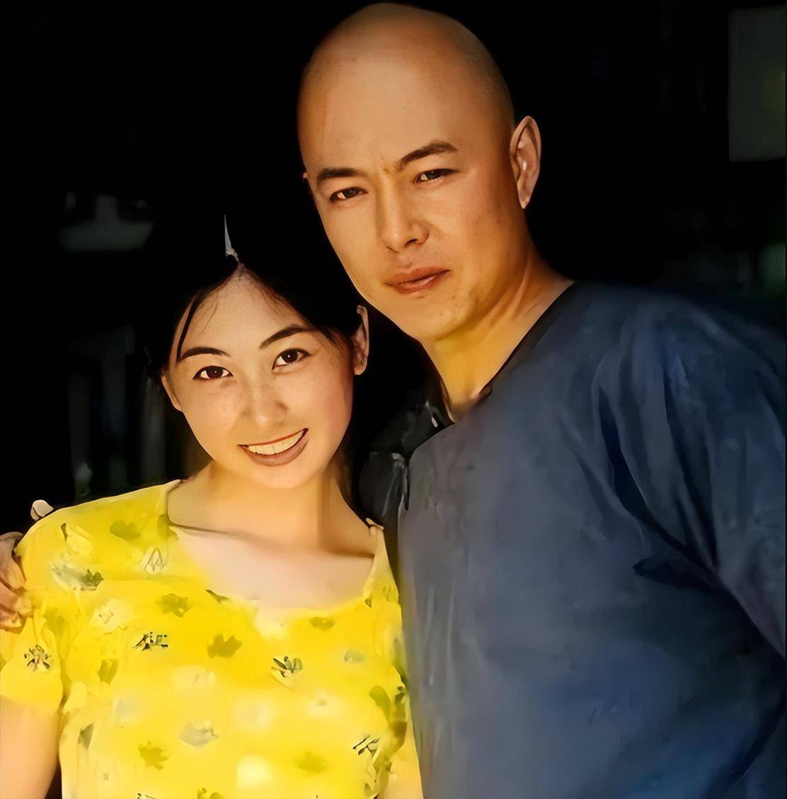 2002年，45岁的张铁林新交了一个19岁的女友，就在他沉浸在征服小女友的快感中
