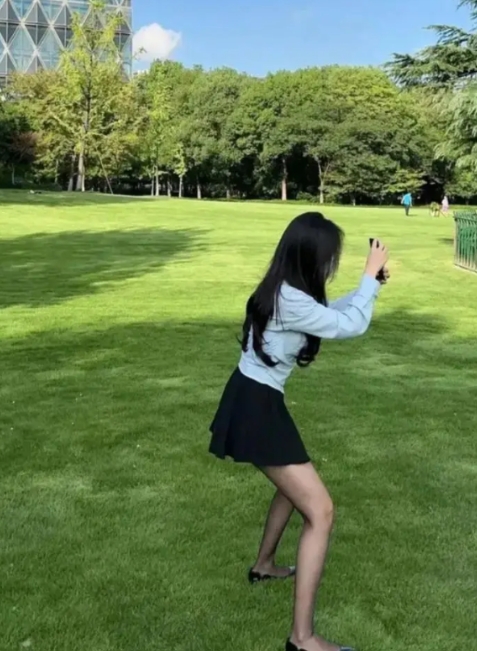 这拍照姿势挺特别的！哈哈哈哈 [大笑][大笑][大笑][大笑][大笑]