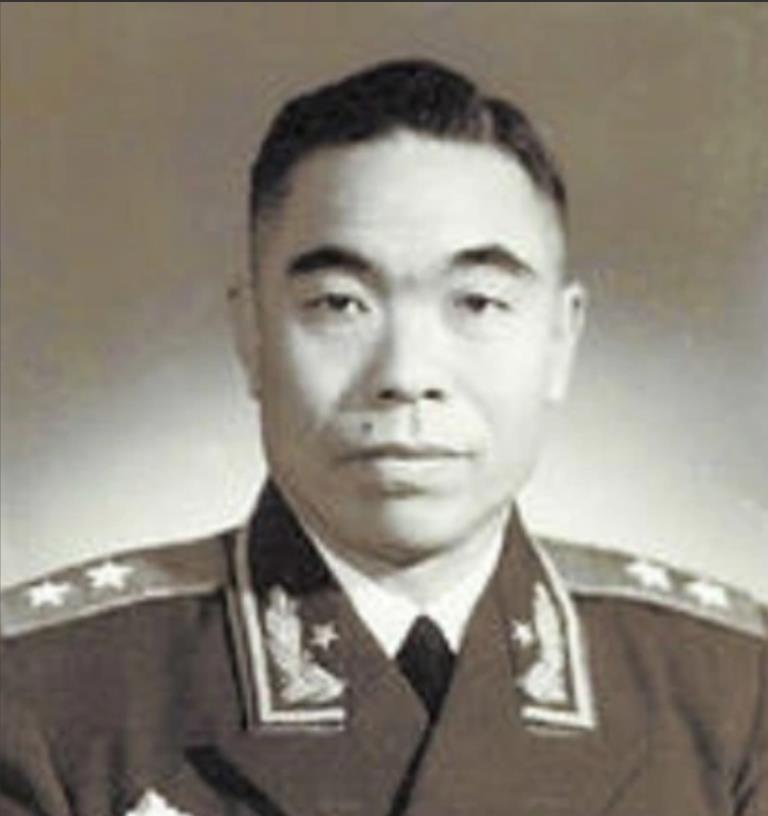 1951年，彭老总赶到汉江北岸的时候，发现满地都是五十军战士的残骸，才得知这场仗