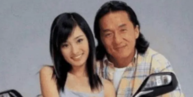 2003年，49岁的成龙和17岁的杨幂拍了一个广告，结账时，成龙拿到了50万，杨幂只拿到600块