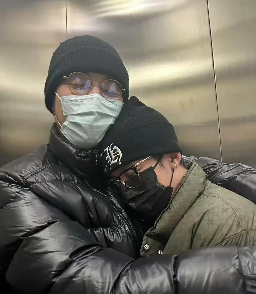 1月16日，檀健次庆功宴喝多了
檀健次庆功宴，醉了。抱住金世佳，一言不发。
满脸