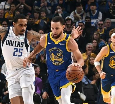 库里三节打卡砍下30分，勇士主场大胜独行侠完成“复仇”NBA常规赛，勇士主场迎战