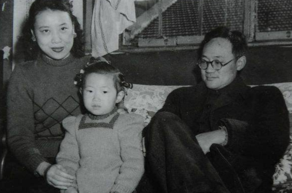 1972年，当妻子去世之后，巴金不舍妻子下葬，将她的骨灰放在枕边33年，他用自己