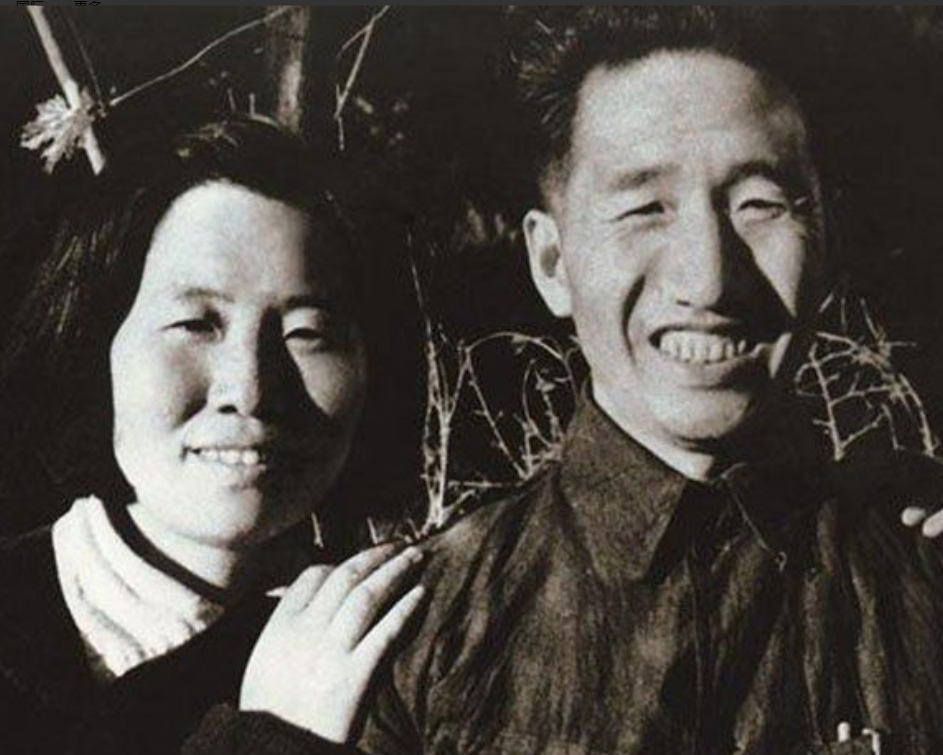 当年，徐向前的儿子徐小岩带女朋友回家吃饭，元帅亲自下厨，做了满满一桌子菜。没想到