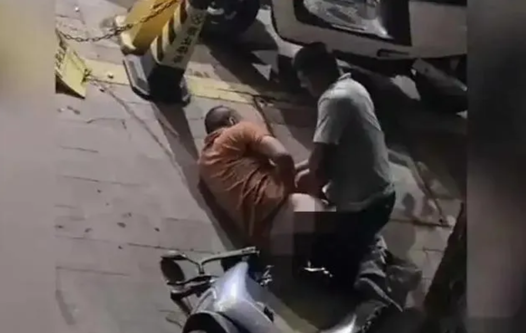 炸裂！网友抓男小三现场，男子脱小三裤子捏命根子！！！

一则“炸裂”消息在网络上