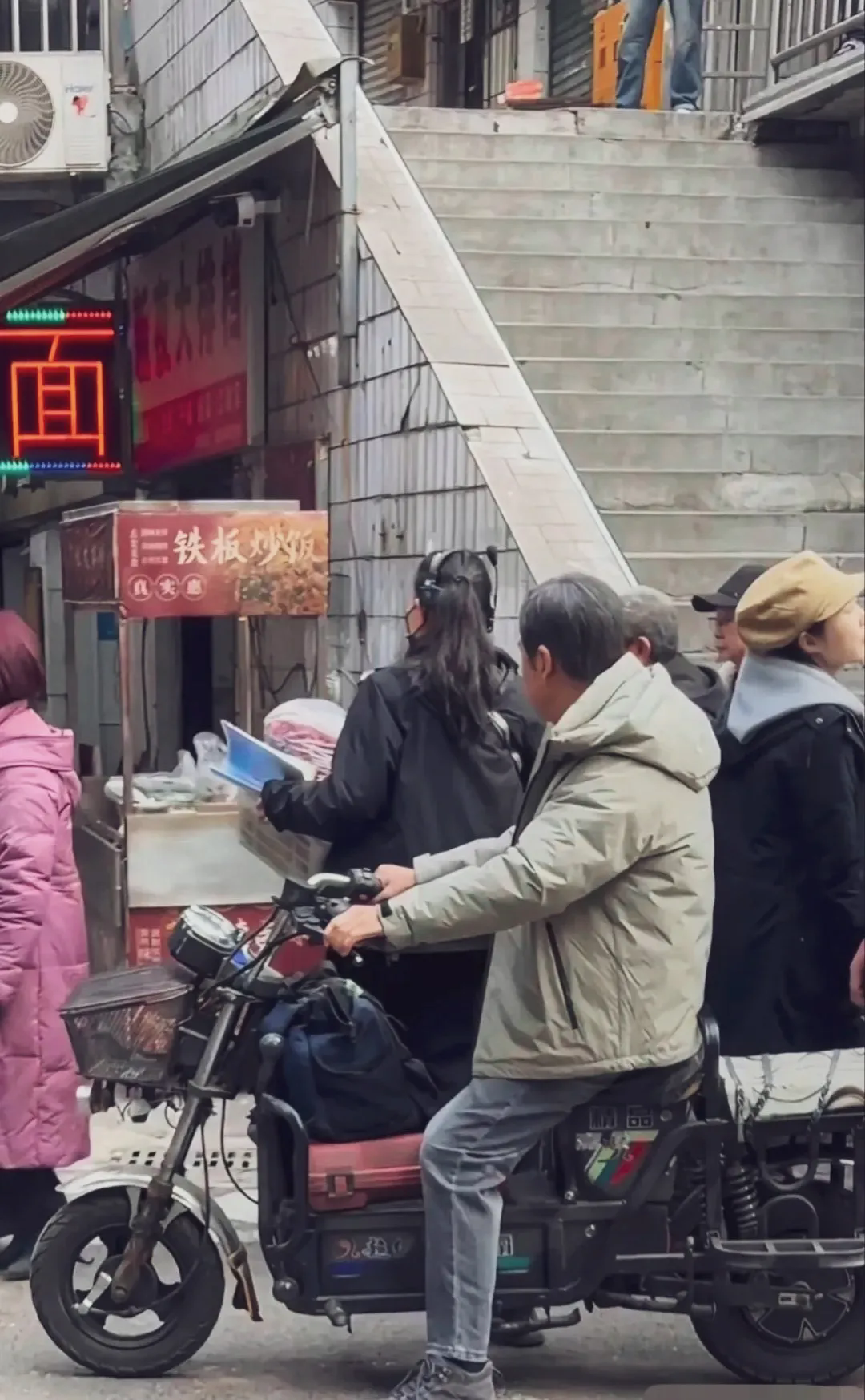 知名表演艺术家，老戏骨张国立像千千万万普通老人一样，骑着摩托车在人群中穿梭。太接