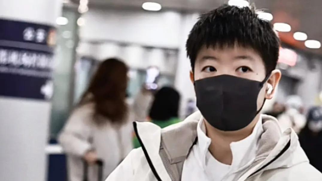 国乒出发飞深圳：王楚钦机场购物吃拉面，林高远林诗栋喝星巴克