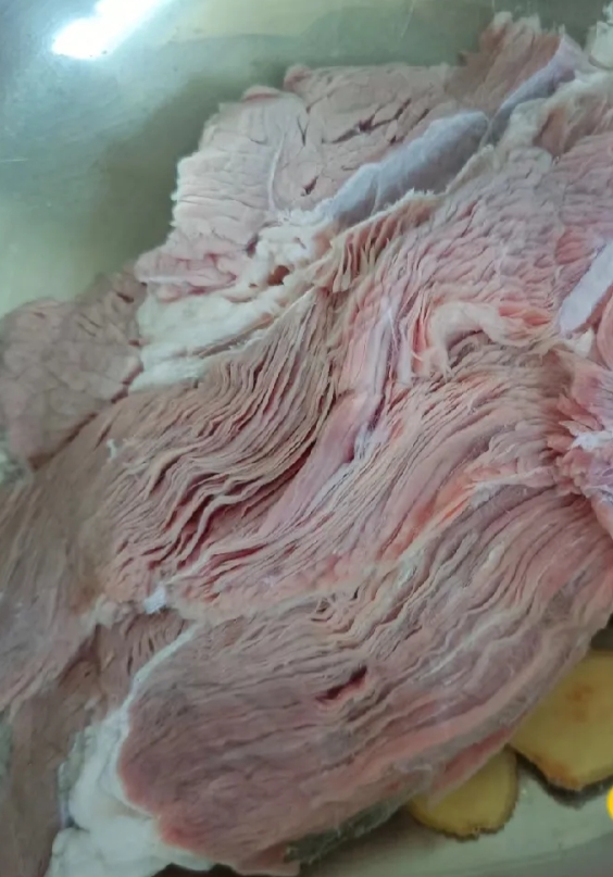 今天去集市买了一块牛肉，老板说这是最好的一块肉，我看老板挺实在 就买了！ 回到家