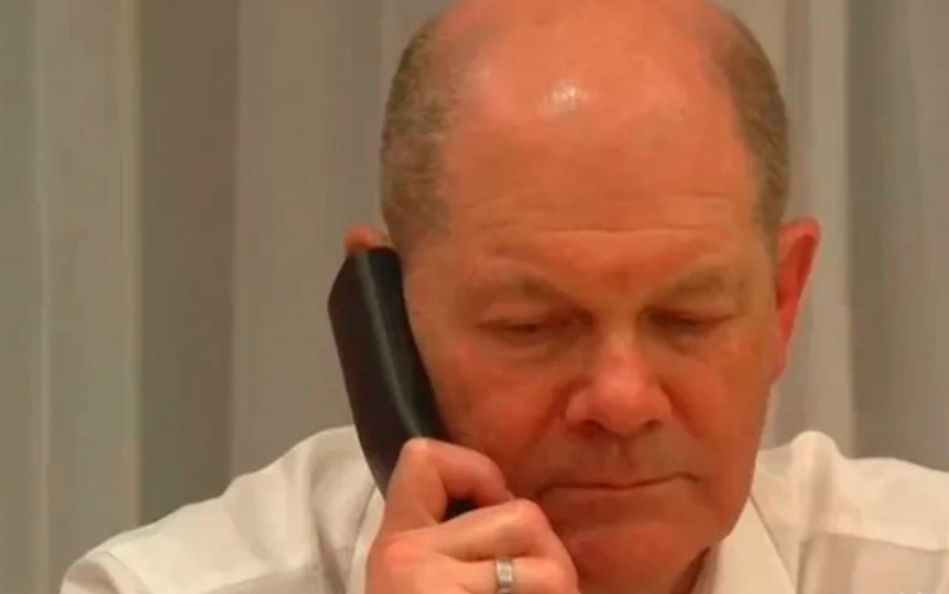 为防止重蹈高级军官电话被俄罗斯偷听的覆辙，舒尔茨在重庆用高度保密的卫星直联电话参