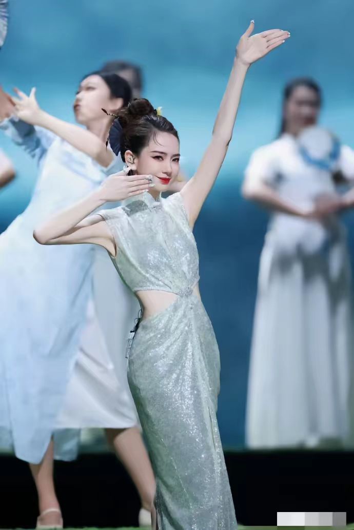 在《乘风2024》的舞台上，戚薇的每一次出现都让人眼前一亮。这次，她以一身新中式