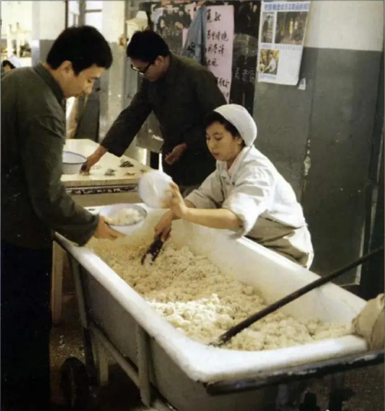 这就是80年代的清华大学？那时的食堂用着大浴缸装米饭，学子们在校道旁蹲着吃饭