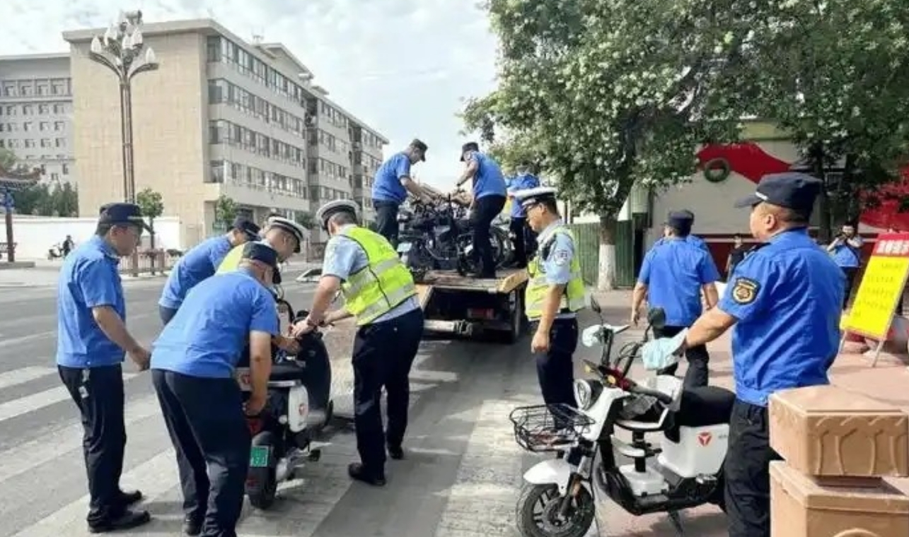 有些老百姓认为交警就是“出来捞钱”的，城管来了则成了“鬼子来了”。这是一种悲哀，