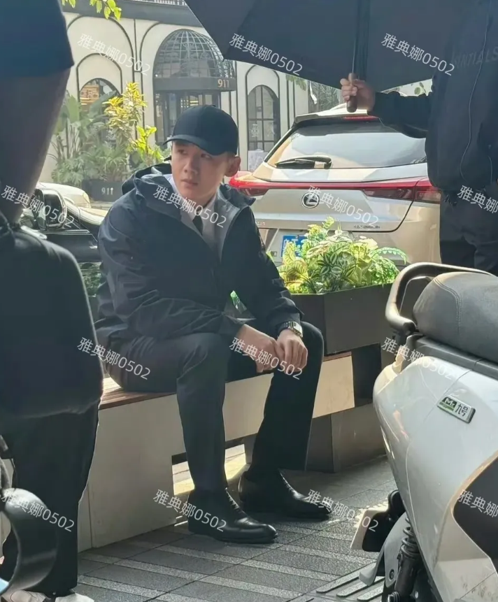 白敬亭新剧《不眠日》路透，被指造型不像警察像保安，皱眉耍酷故作深沉没有一点飒爽干