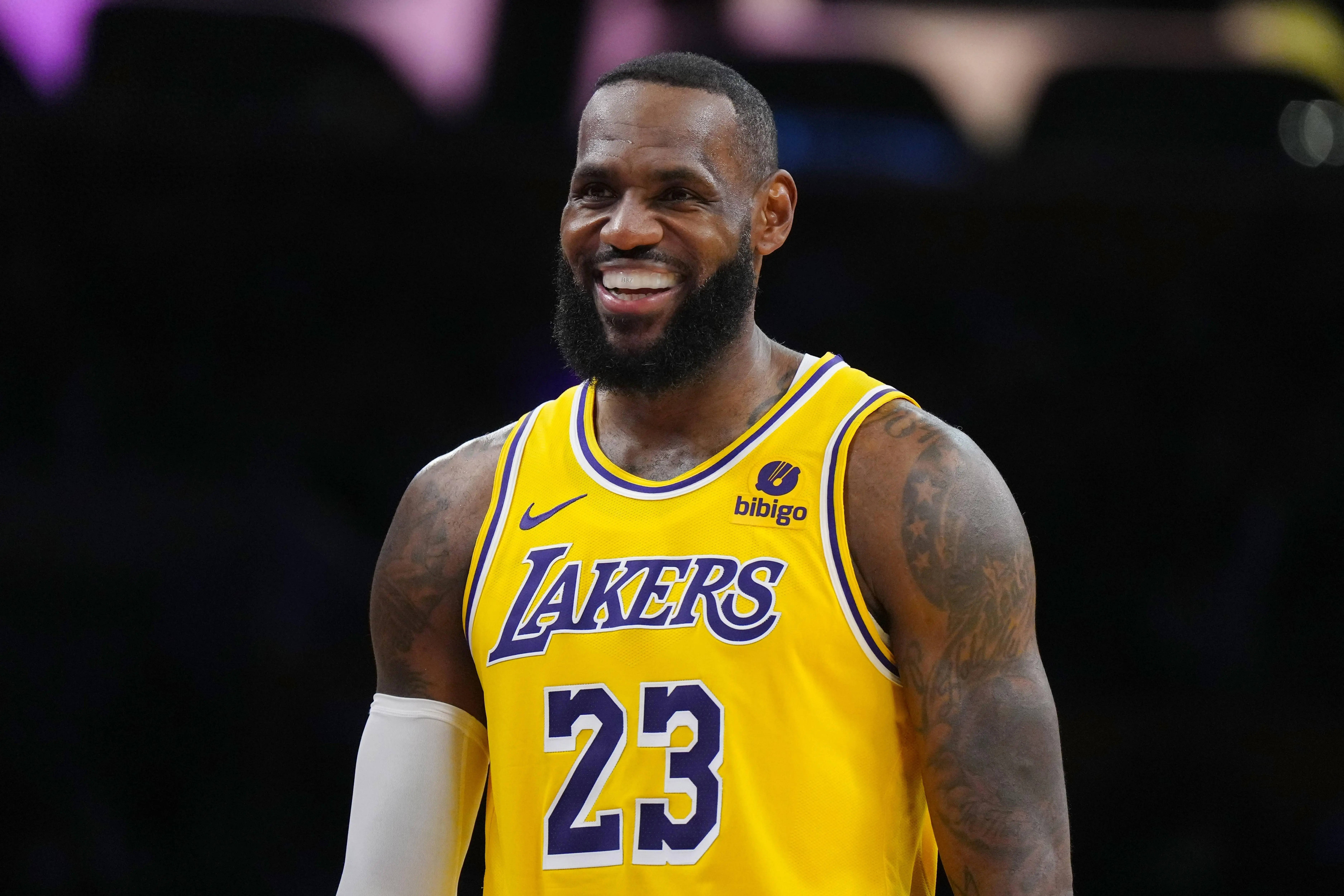 詹姆斯10次荣膺全明星票王，NBA历史第一！
最近HoopsHype搞了个统计，