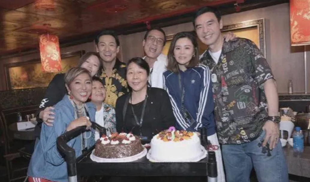 这是去年520那天，梁家辉给太太江嘉年准备的他们俩38周年结婚纪念日的欢乐场景，