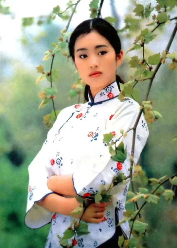 19岁的巩俐，巴掌脸，樱桃小嘴高鼻梁，眼睛清澈明亮。是她颜值的巅峰时刻，美的令人