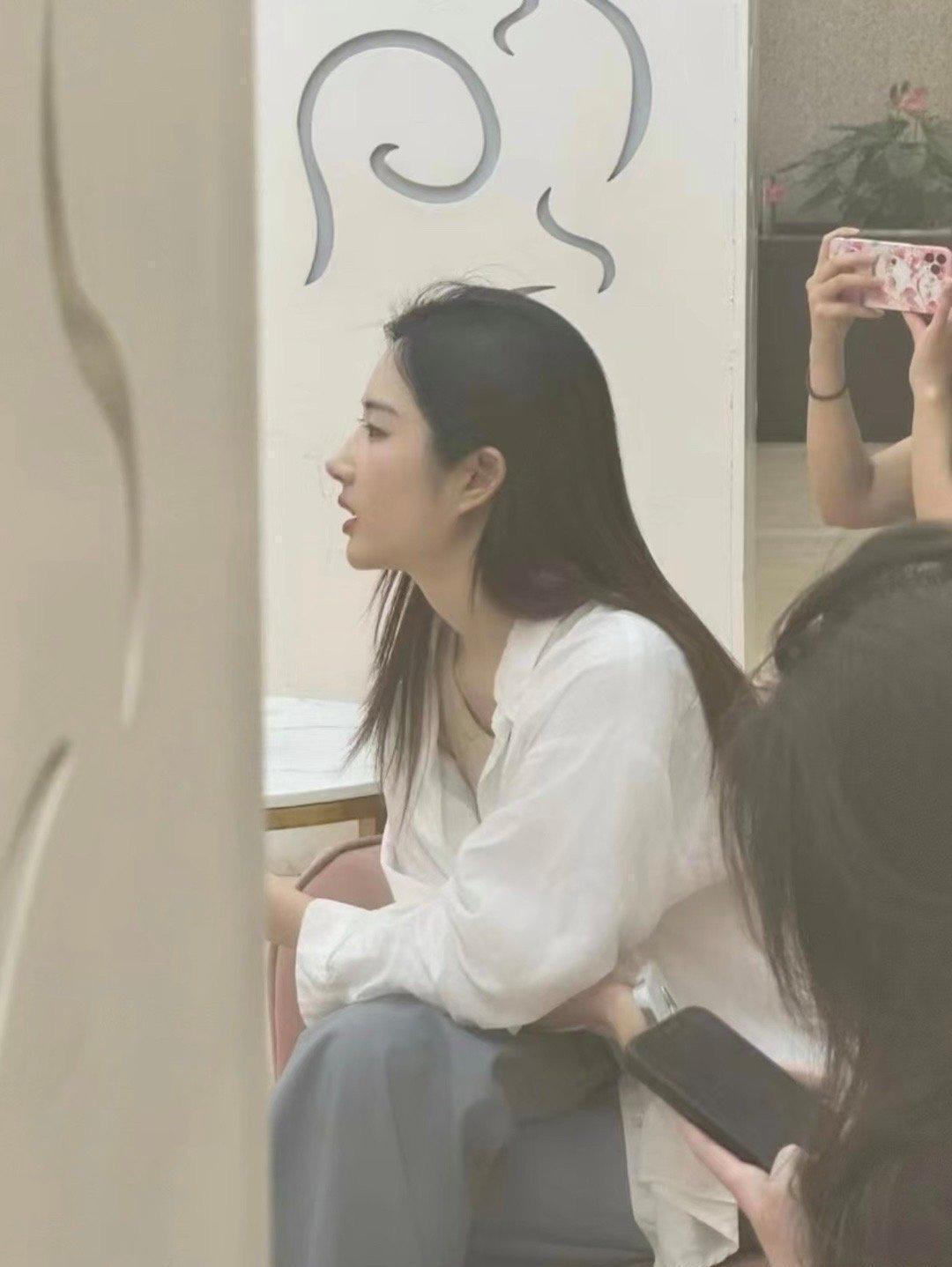 刘亦菲私下真的好看！