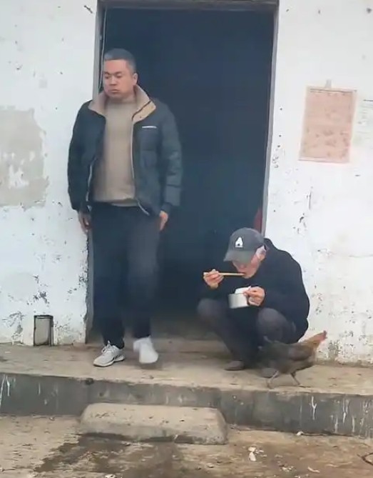 男子三岁时，母亲便离家而去再没出现过，自此父亲对他也是不管不顾。13岁时，无依无