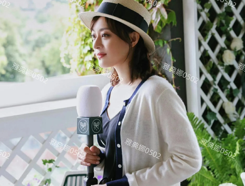 孙俪邓超夫妇受邀观看温网，跟007扮演者皮尔斯布鲁斯南同框，孙俪温柔美丽，邓超潇