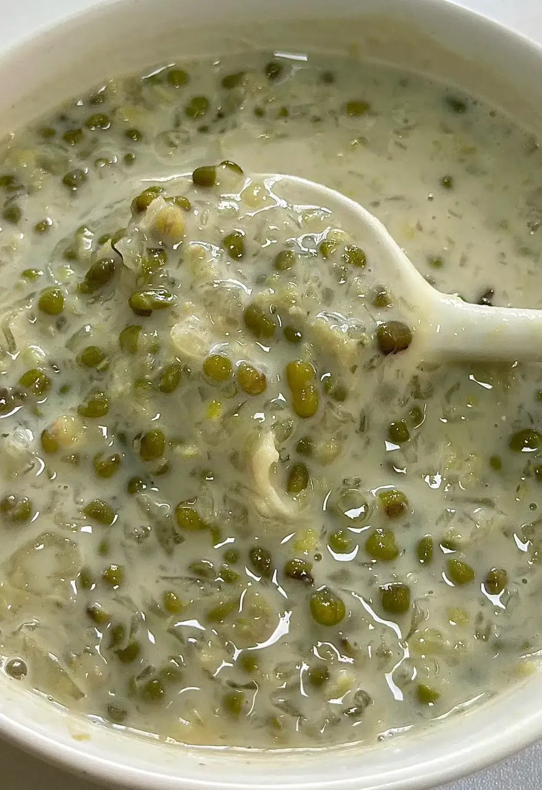 广东十大经典糖水
1、绿豆沙糖水
2、凉粉草糖水
3、豆腐花糖水
4、红薯糖水