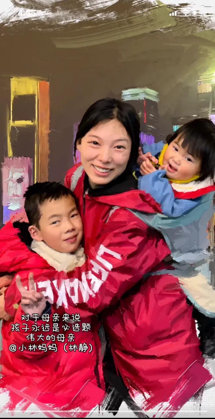 重庆那位带着两个孩子摆摊的妈妈，她的原生家庭环境极为贫困，并且深受重男轻女观念的