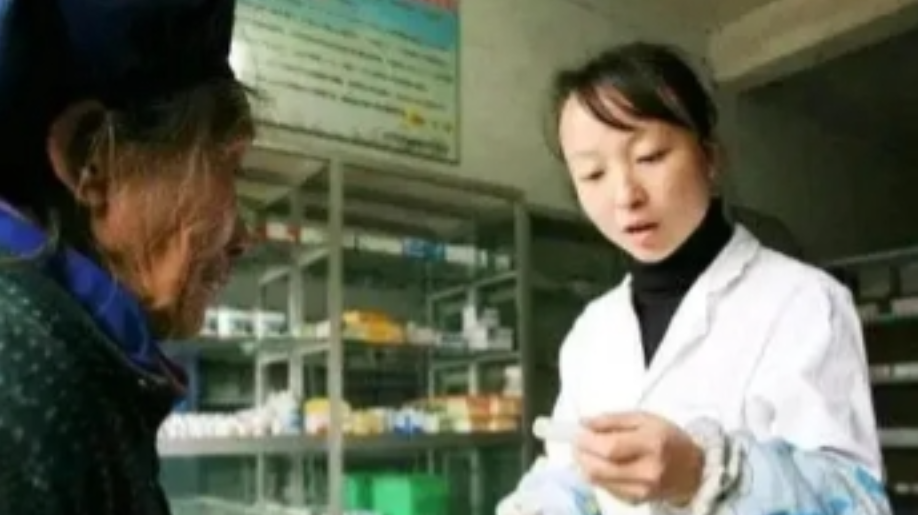 2008年，一女子为了与丈夫团聚，辞去城里大医院的工作，去偏远山村开小诊所。谁料