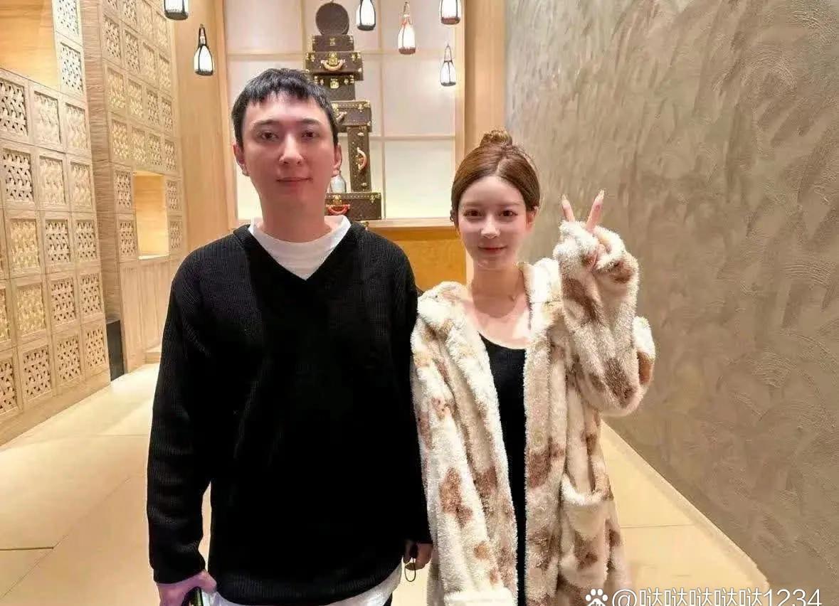 真让人意外，王思聪和富婆合影时，竟然会有羞涩的时刻！