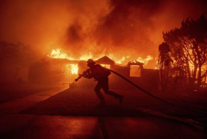 加州山火……又双叒叕宣传消防员救猫了？
 
美国这宣传套路真就是连改都不想改一下