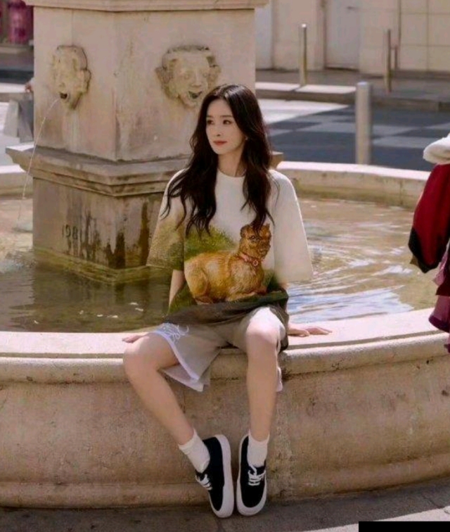 幂幂之前不是走保守路线吗？这次怎么风格大变，穿起露腰装了，不过别说，这腰细得真是