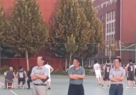 在校园的众多规则中，始终存在一个难以调和的矛盾，那就是纪律的严格执行与学生合理需