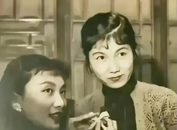 左边的是香港影星夏梦，你看右边的是谁？看这身材，这美貌，乍一看我还以为是关咏荷呢