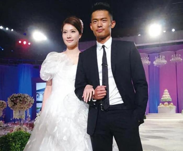林丹出轨8年后，选择隐忍的谢杏芳与丈夫同框，眼里爱意全无啊