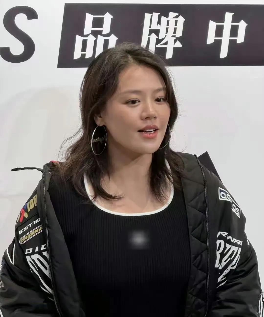 今日马思纯现身太古里，对着镜头狂拍下的马思纯自信满满，也算是妥妥的时尚感潮流小达