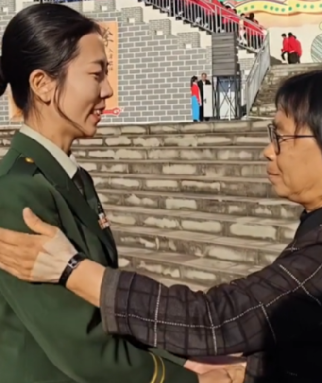 张桂梅老师，我是三班吕朝丽，服役归来，向您报到！12月2日，华坪女高第一届毕业生
