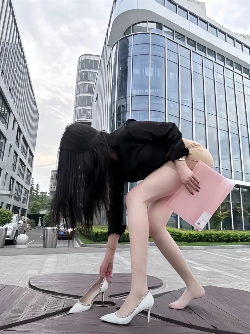 黑上衣配裸色裤，白高跟添优雅，职场风尽显。