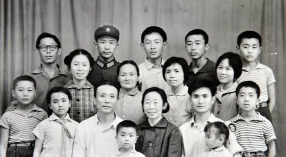 1966年，县长刘致台和老婆许曼云对保姆说：“孩子已经长大了，你明天不用来了。”