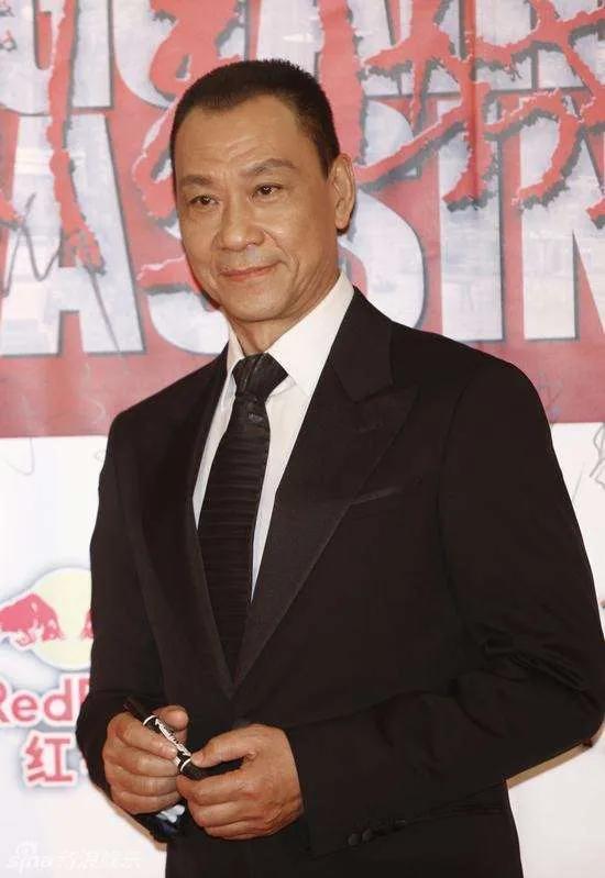 2011年，65岁的王学圻执意和结婚40年的发妻离婚，为此不惜拿出200万分手费