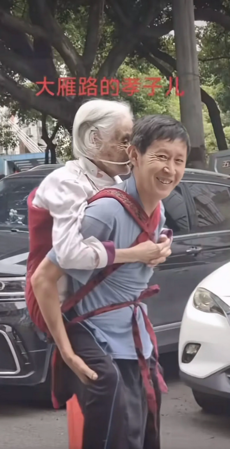 这是世界上最美的笑容。

这幅图最应该写入中小学教科书，这才是教科书里该有的画面
