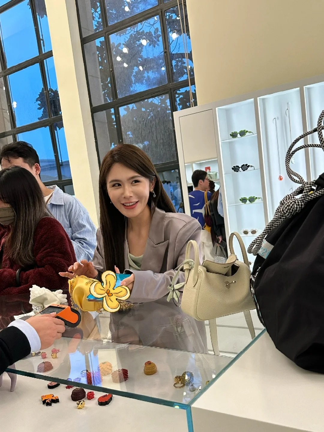 姐是拥有LOEWE帆布袋最多的女人 ！
这次逛展买了个大幂幂同款的小象🐘包，据