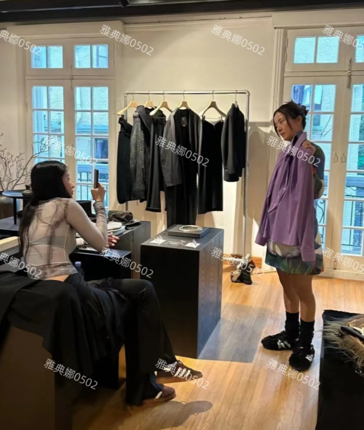 逛街偶遇陈奕迅的老婆跟女儿买衣服，徐濠萦的审美眼光真是一言难尽！
18岁的女儿康