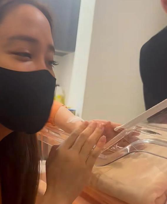 欧阳妮妮出身星二代家庭，踏入演艺圈后备受关注。近日迎来人生重要时刻，顺利生产。一